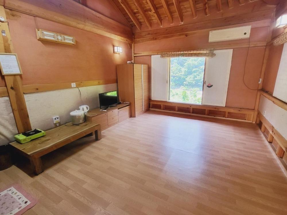 Yeongwol Hwanggung Hanok Pension Room photo