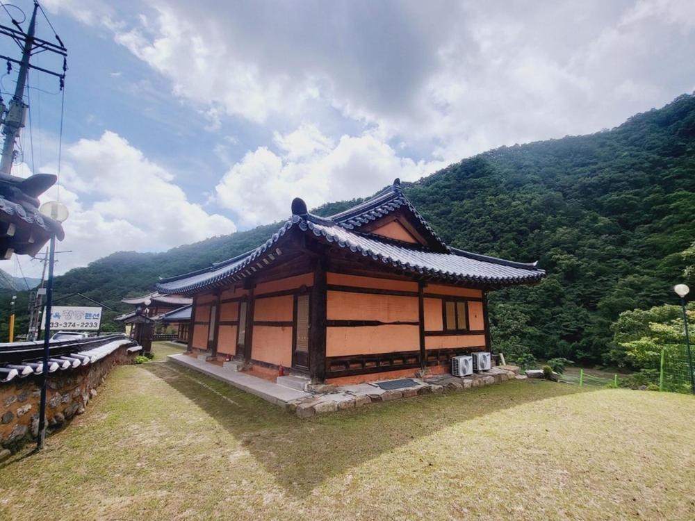 Yeongwol Hwanggung Hanok Pension Exterior photo