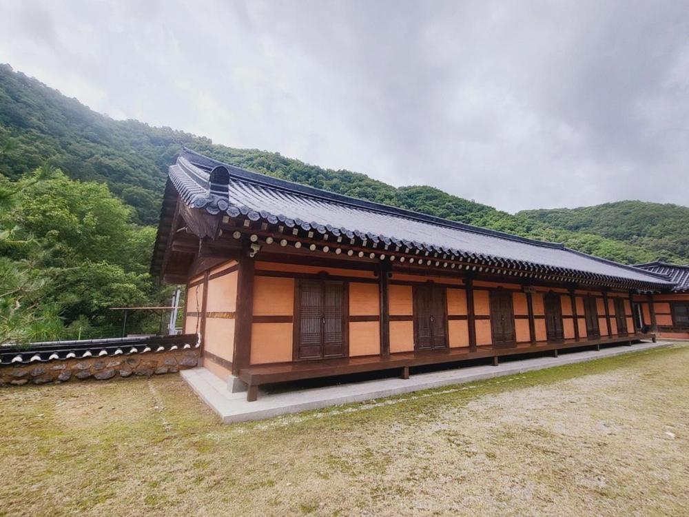 Yeongwol Hwanggung Hanok Pension Exterior photo